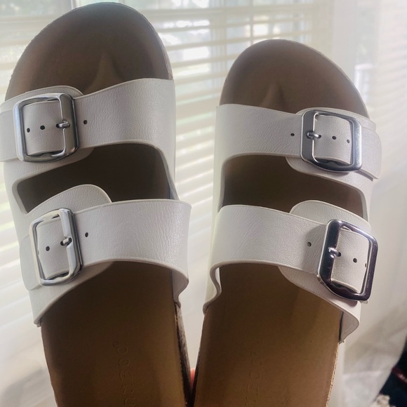 CHARLOTTE RUSSE WHITE CORK BUCKLE SANDALS - Picture 6 of 7